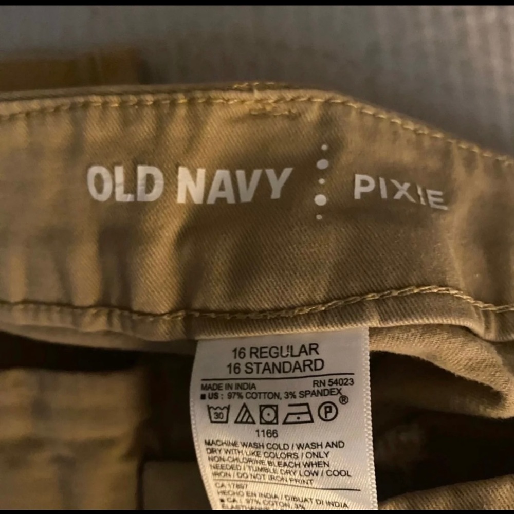 Old Navy Khaki Pixie 🧚‍♂️ Size 16 Regular Pant.